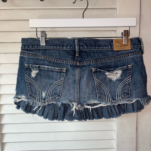 Hollister Y2K Distressed Micro Mini Denim Skirt Ruffle Hem Low Rise Size 5 W27 - Picture 7 of 9